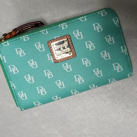 Dooney & Bourke Gretta Seafoam Large Zip Around Wristlet Wallet Like New Rare - Picture 2 of 10